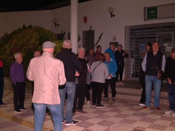 Colas de madrugada en el centro de salud de Pedreña