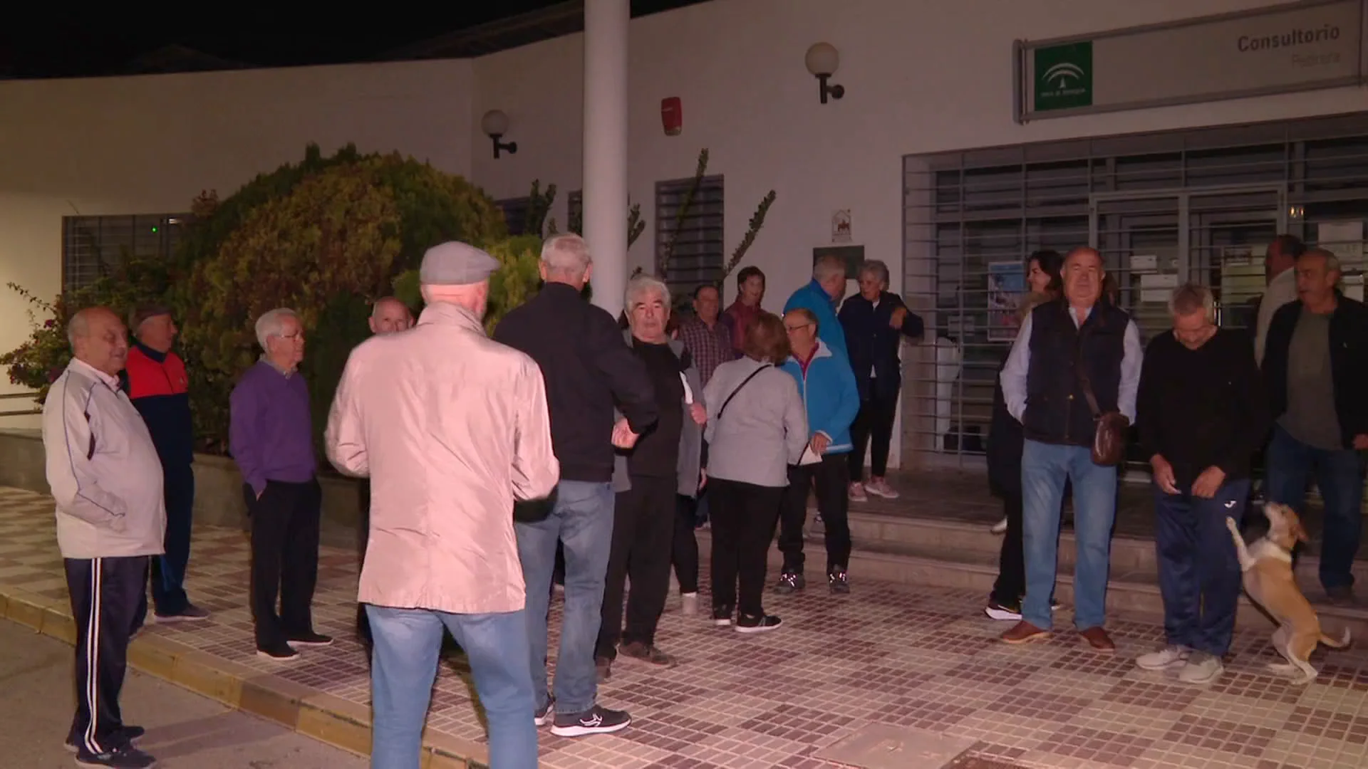 Colas de madrugada en el centro de salud de Pedreña Antena 3 Noticias
