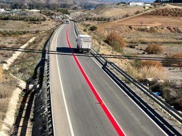 Líneas rojas en la carretera de la muerte de Málaga