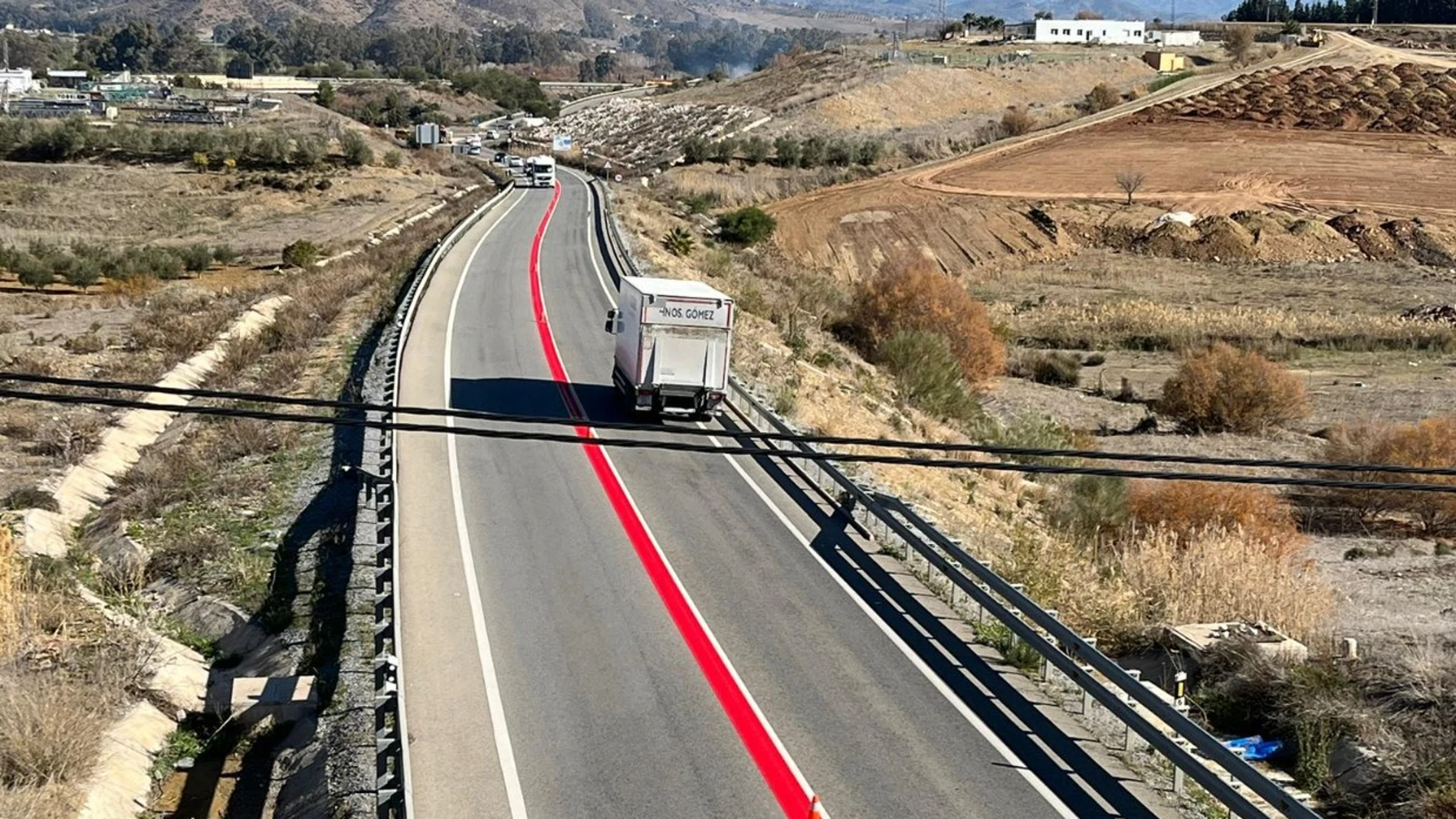 Líneas rojas en la carretera de la muerte de Málaga Líneas rojas en la carretera de la muerte de Málaga