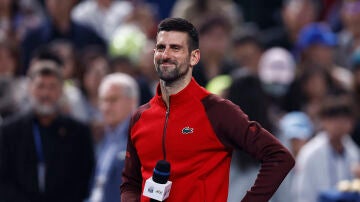 Novak Djokovic habla a pie de pista en el Masters de Shanghái