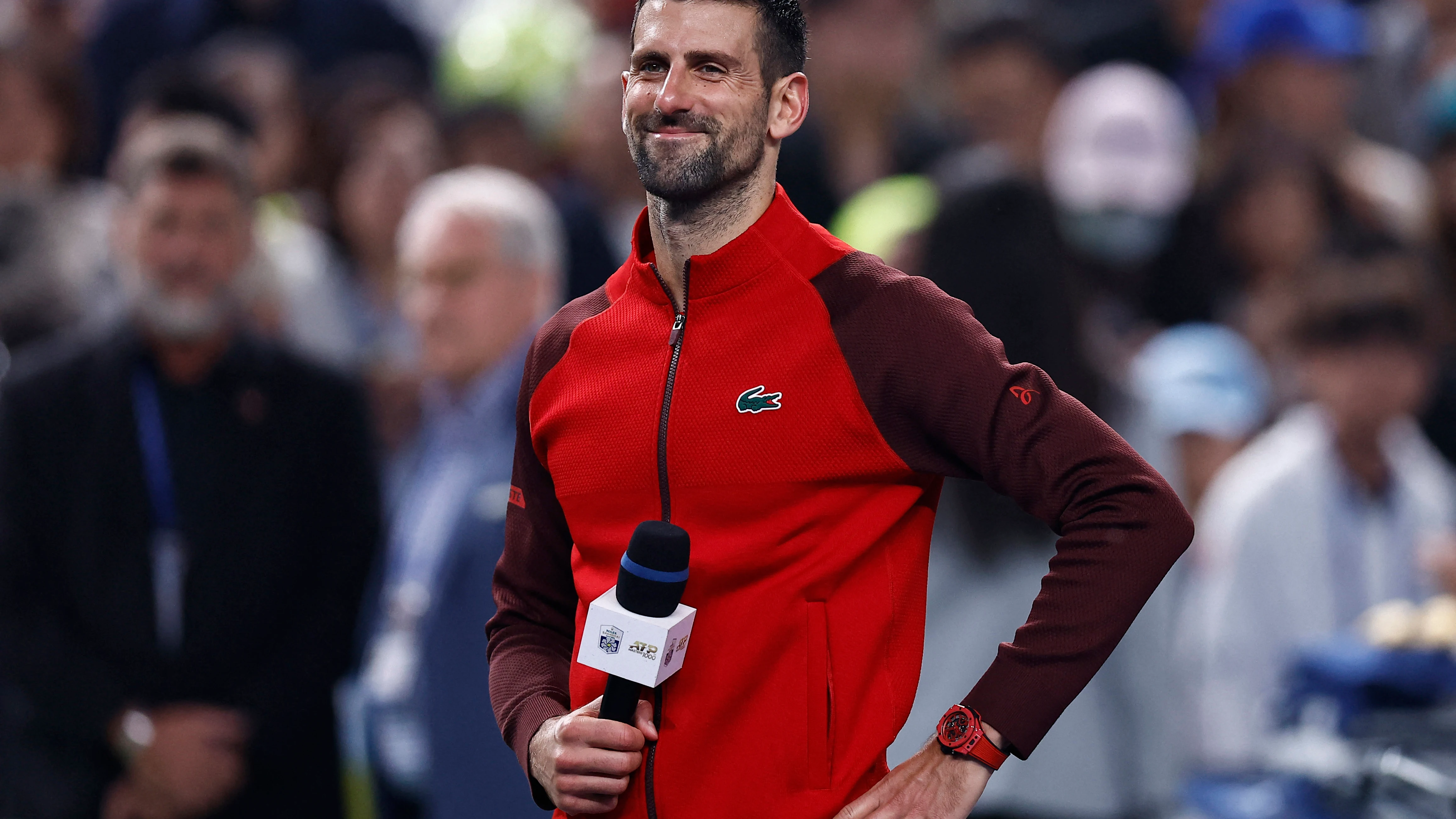 Novak Djokovic habla a pie de pista en el Masters de Shanghái Novak Djokovic habla a pie de pista en el Masters de Shanghái