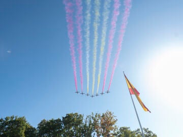 Los colores del la bandera de España por la Patrulla del Águila durante el desfile del 12 de octubre 'Día de la Fiesta Nacional', en la plaza de Cánovas del Castillo, a 12 de octubre de 2023,