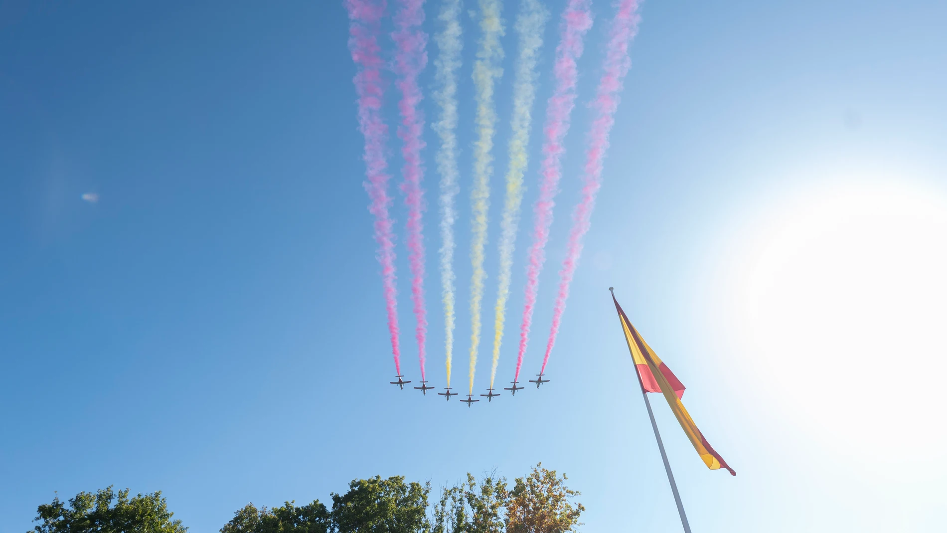 Los colores del la bandera de España por la Patrulla del Águila durante el desfile del 12 de octubre 'Día de la Fiesta Nacional', en la plaza de Cánovas del Castillo, a 12 de octubre de 2023, Los colores del la bandera de España por la Patrulla del Águila durante el desfile del 12 de octubre 'Día de la Fiesta Nacional', en la plaza de Cánovas del Castillo, a 12 de octubre de 2023,