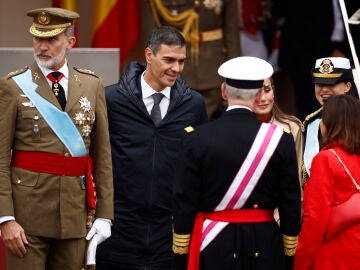 Los reyes de España, Felipe VI y Letizia, acompañados por la princesa de Asturias, Leonor de Borbón, conversan con el presidente del Gobierno, Pedro Sánchez