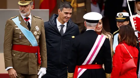 Los reyes de España, Felipe VI y Letizia, acompañados por la princesa de Asturias, Leonor de Borbón, conversan con el presidente del Gobierno, Pedro Sánchez Los reyes de España, Felipe VI y Letizia, acompañados por la princesa de Asturias, Leonor de Borbón, conversan con el presidente del Gobierno, Pedro Sánchez