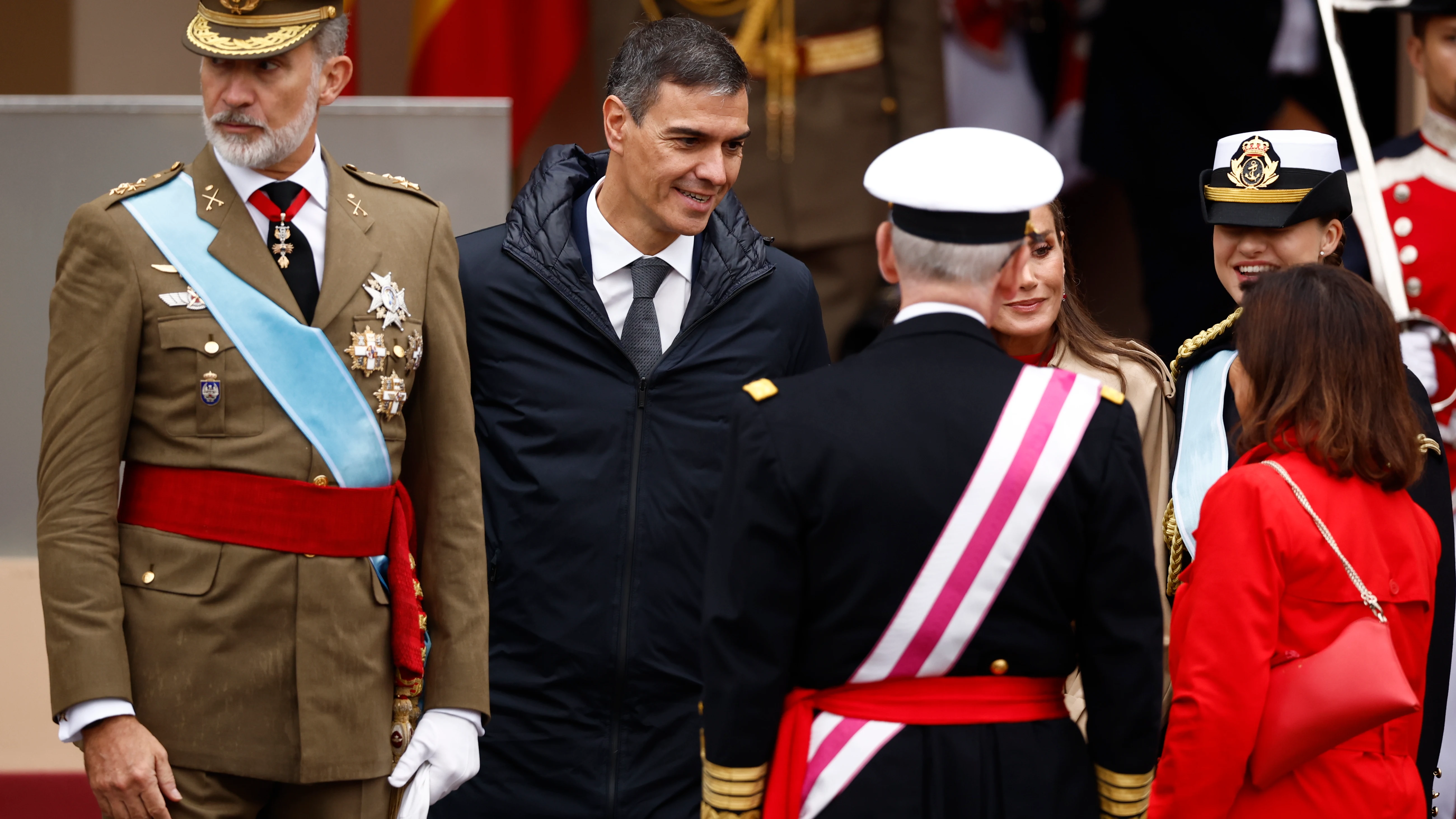Los reyes de Espa&ntilde;a, Felipe VI y Letizia, acompa&ntilde;ados por la princesa de Asturias, Leonor de Borb&oacute;n, conversan con el presidente del Gobierno, Pedro S&aacute;nchez