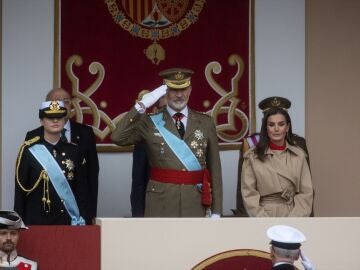 La princesa Leonor, el Rey Felipe VI y la Reina Letizia durante el acto de homenaje a la Bandera Nacional y desfile militar por el 12 de octubre, Día de la Hispanidad.