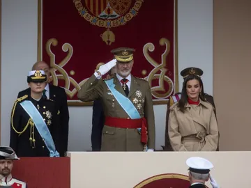La princesa Leonor, el Rey Felipe VI y la Reina Letizia durante el acto de homenaje a la Bandera Nacional y desfile militar por el 12 de octubre, Día de la Hispanidad. La princesa Leonor, el Rey Felipe VI y la Reina Letizia durante el acto de homenaje a la Bandera Nacional y desfile militar por el 12 de octubre, Día de la Hispanidad.