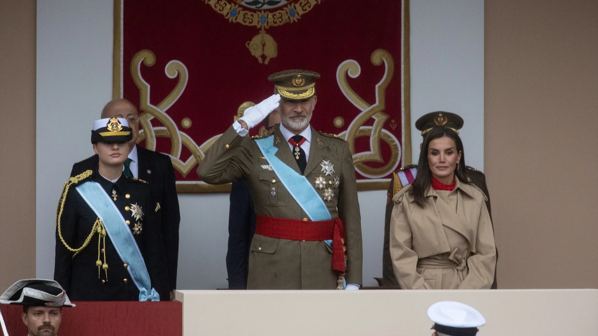 La princesa Leonor, el Rey Felipe VI y la Reina Letizia durante el acto de homenaje a la Bandera Nacional y desfile militar por el 12 de octubre, D&iacute;a de la Hispanidad.