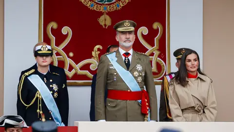 La princesa Leonor y los reyes Felipe y Letizia en el palco el Día de la Fiesta Nacional La princesa Leonor y los reyes Felipe y Letizia en el palco el Día de la Fiesta Nacional