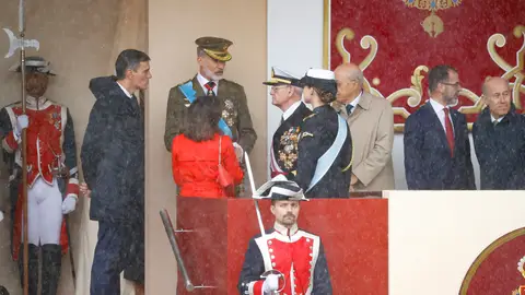El rey Felipe y la princesa Leonor juntos a las autoridades en el palco resguardándose de la lluvia El rey Felipe y la princesa Leonor juntos a las autoridades en el palco resguardándose de la lluvia