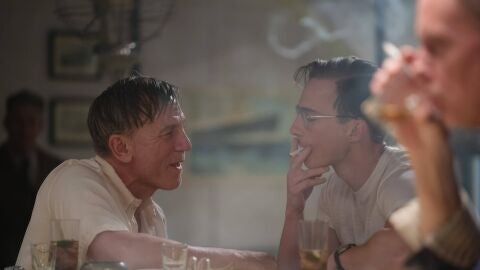 Daniel Craig y Drew Starkey en Queer