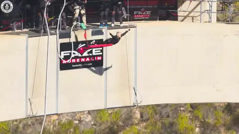 Linda Potgieter durante uno de sus saltos Linda Potgieter durante uno de sus saltos