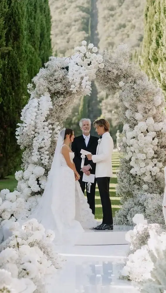 El actor de Stranger Things, Matthew Modine, oficiando la boda de Millie Bobby Brown El actor de Stranger Things, Matthew Modine, oficiando la boda de Millie Bobby Brown