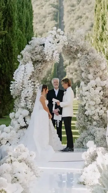 El actor de Stranger Things, Matthew Modine, oficiando la boda de Millie Bobby Brown El actor de Stranger Things, Matthew Modine, oficiando la boda de Millie Bobby Brown