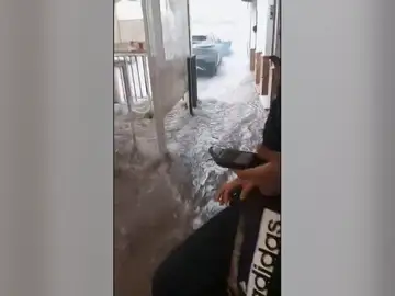 Unos gaditanos de cañas en medio del temporal Unos gaditanos de cañas en medio del temporal