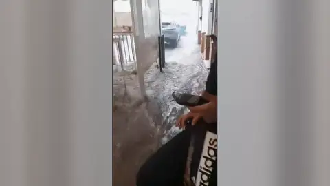 Unos gaditanos de cañas en medio del temporal Unos gaditanos de cañas en medio del temporal