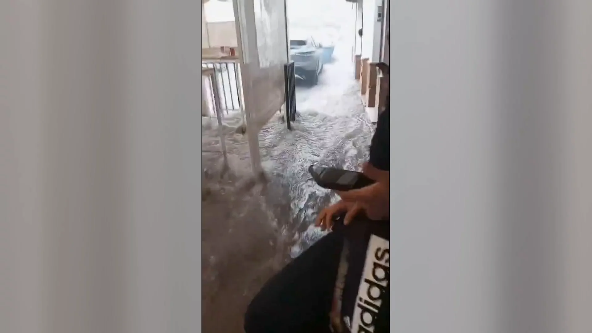 Unos gaditanos de cañas en medio del temporal Unos gaditanos de cañas en medio del temporal