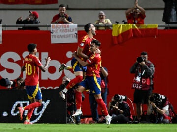 Zubimendi celebra su gol ante Dinamarca