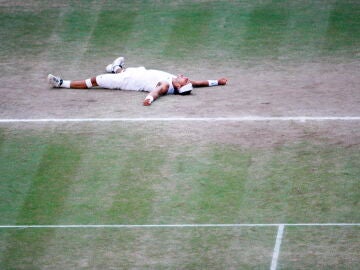 Rafa Nadal celebra su victoria ante Federer en la recordada final de Wimbledon en 2008