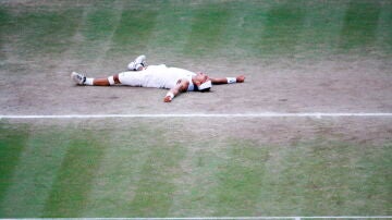 Rafa Nadal celebra su victoria ante Federer en la recordada final de Wimbledon en 2008