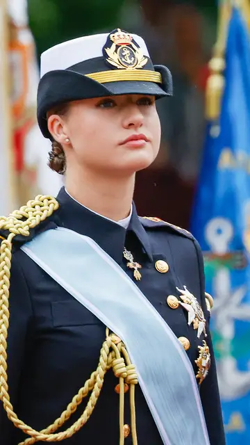 La princesa Leonor en el desfile de las Fuerzas Armadas con el uniforme azul de la Armada La princesa Leonor en el desfile de las Fuerzas Armadas con el uniforme azul de la Armada