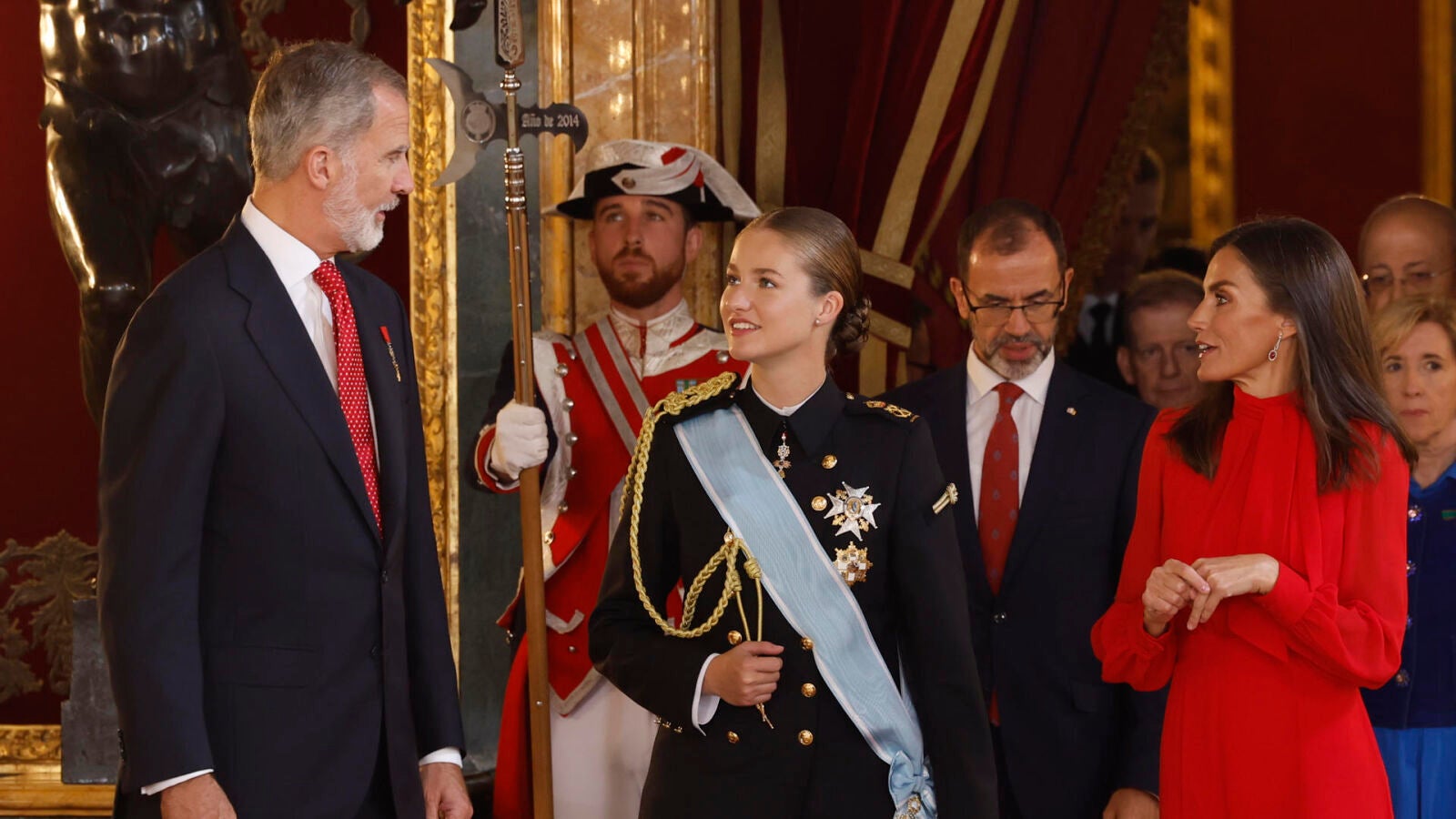 El momento en el que el rey Felipe VI rompe el protocolo en el besamanos del Día de la Hispanidad