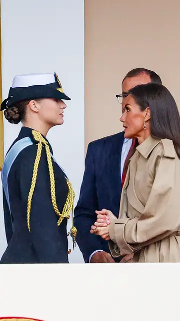 La princesa Leonor y la reina Letizia hablando en el Día de la Fiesta Nacional La princesa Leonor y la reina Letizia hablando en el Día de la Fiesta Nacional