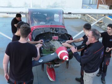 Alumnos de mecánica de aviones en plena formación