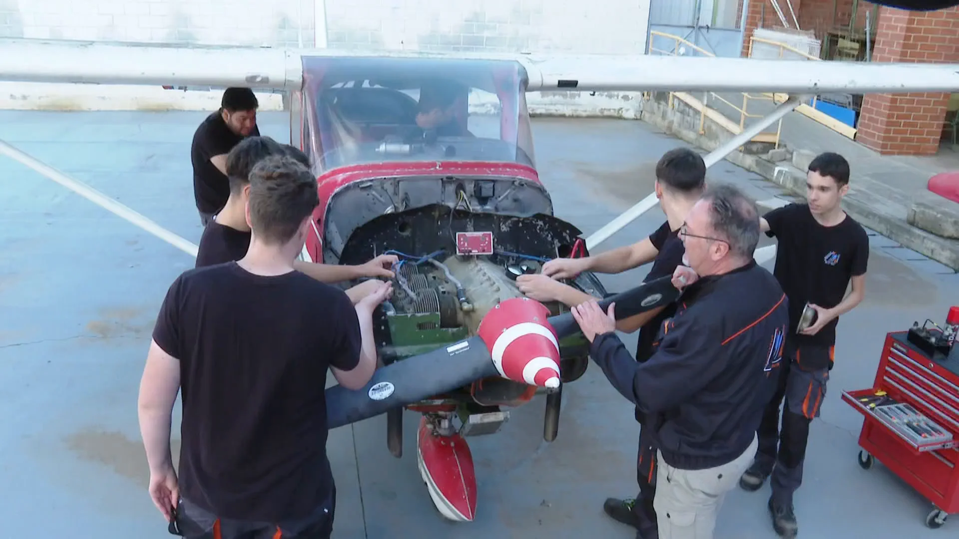Alumnos de mec&aacute;nica de aviones en plena formaci&oacute;n