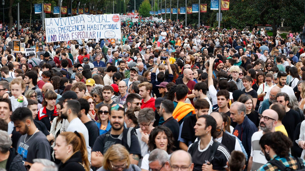 Decenas de miles de personas salen a las calles de Madrid por el ...