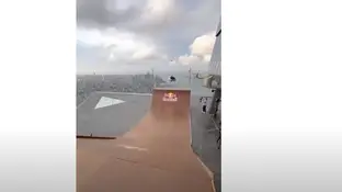 Zion Wright realiza un 540 con su skate en una rampa ubicada en lo alto del Edge de Nueva York Zion Wright realiza un 540 con su skate en una rampa ubicada en lo alto del Edge de Nueva York