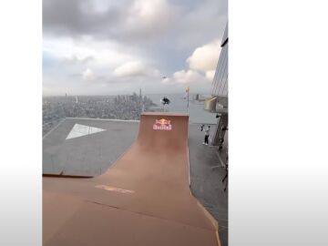 Zion Wright realiza un 540 con su skate en una rampa ubicada en lo alto del Edge de Nueva York