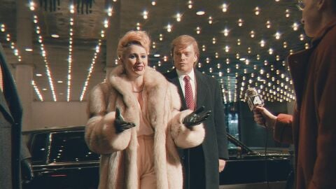 Maria Bakalova y Sebastian Stan como Ivana y Donald Trump en The Apprentice