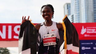 La keniana Ruth Chepngetich celebra su victoria en el marat&oacute;n de Chicago