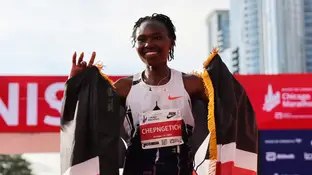 La keniana Ruth Chepngetich celebra su victoria en el maratón de Chicago La keniana Ruth Chepngetich celebra su victoria en el maratón de Chicago