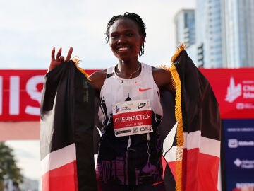 La keniana Ruth Chepngetich celebra su victoria en el maratón de Chicago