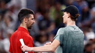 Jannik Sinner y Novak Djokovic se saludan tras la final de Shangh&aacute;i