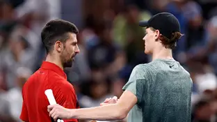 Jannik Sinner y Novak Djokovic se saludan tras la final de Shanghái Jannik Sinner y Novak Djokovic se saludan tras la final de Shanghái