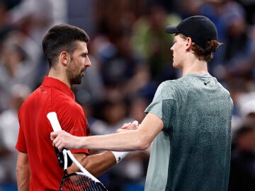 Jannik Sinner y Novak Djokovic se saludan tras la final de Shanghái