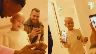 Jude Bellingham habla a través de una videollamada con una niña enferma de cáncer Jude Bellingham habla a través de una videollamada con una niña enferma de cáncer