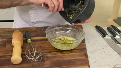 Vierte una cucharada de aceite y mezcla bien Vierte una cucharada de aceite y mezcla bien