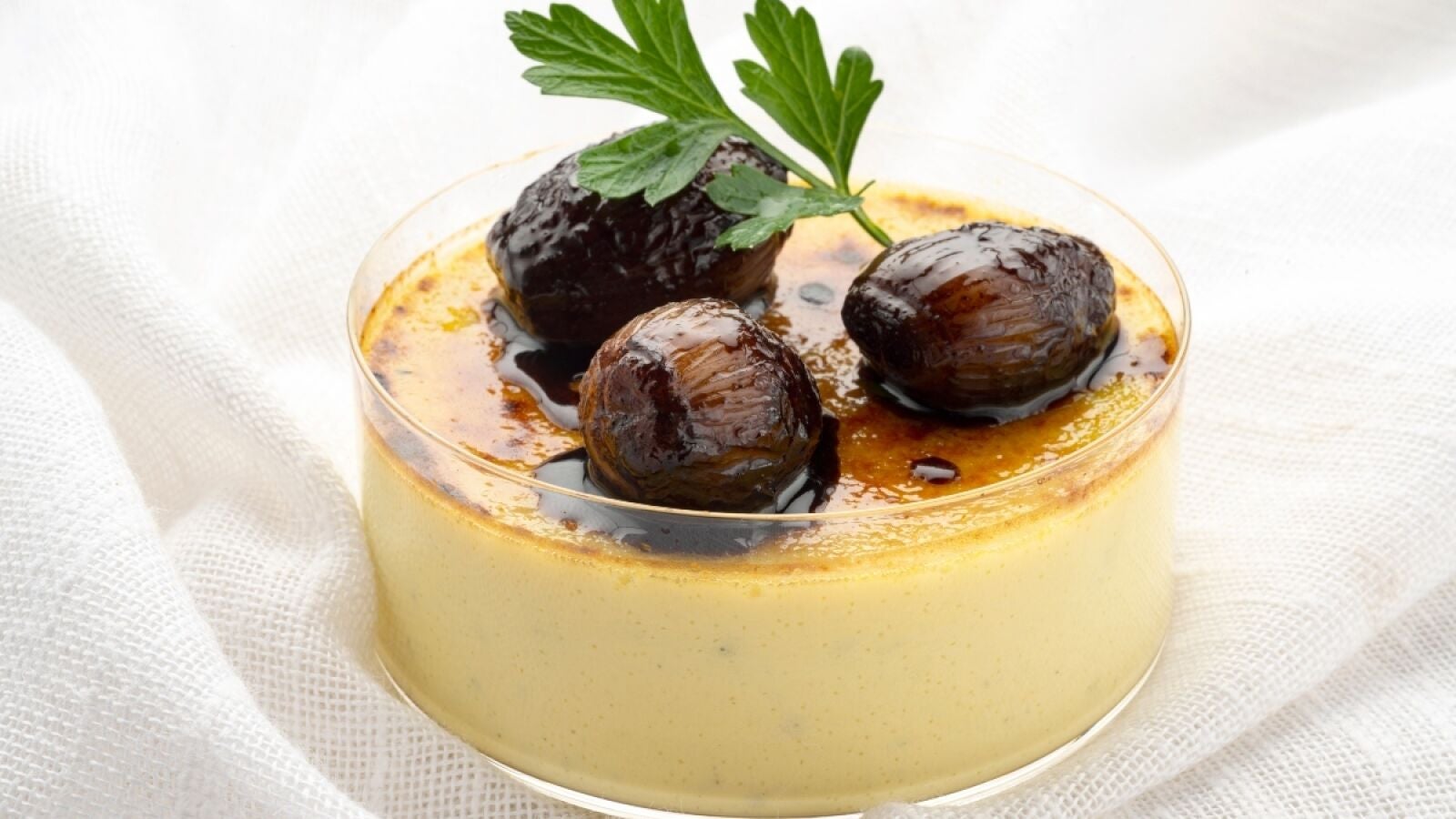 Crème brûlée de roquefort con confitura de cebollitas francesas, un aperitivo con estilo de Joseba Arguiñano