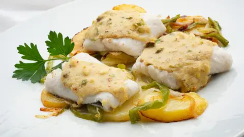 Merluza al horno en 6 minutos, con patatas y crujiente de pistachos, la receta de Karlos Arguiñano Merluza al horno en 6 minutos, con patatas y crujiente de pistachos, la receta de Karlos Arguiñano