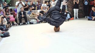 Un hombre practicando 'breakdance'