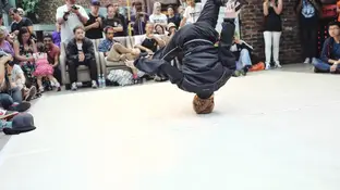 Un hombre practicando 'breakdance' Un hombre practicando 'breakdance'