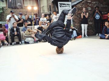 Un hombre practicando 'breakdance'