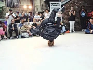 Un hombre practicando 'breakdance' Un hombre practicando 'breakdance'
