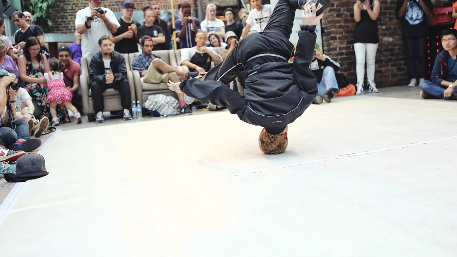 Un hombre practicando 'breakdance' Un hombre practicando 'breakdance'